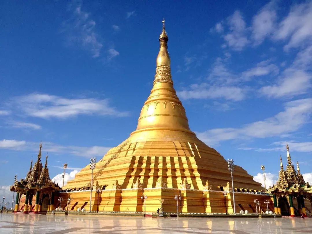 推荐景点: 瑞光大金塔 缅甸最著名的佛教圣地,拥有2500年历史.