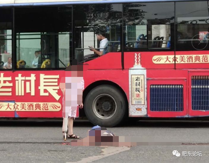 肥东合蚌路国土加油站正对面 发生一起交通事故 一位和院生产队的老