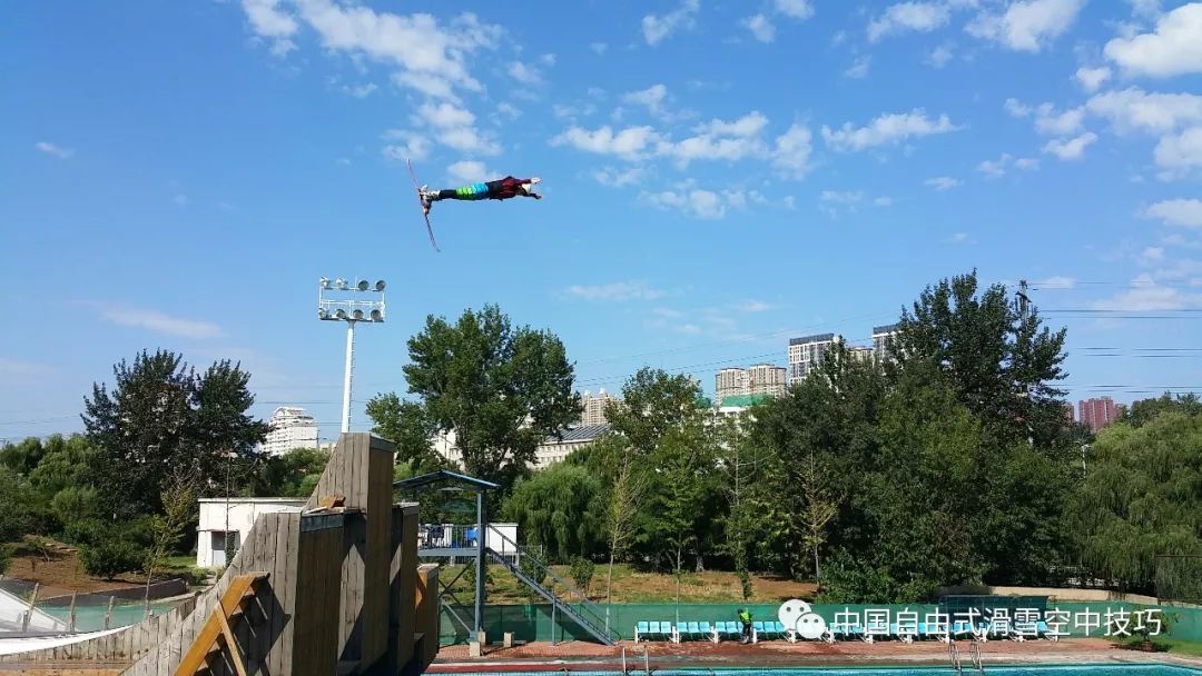 自由式滑雪空中技巧夏谈球吧体育天怎么练？(图3)