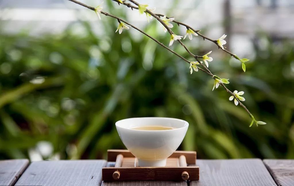 自省自察,去除烦躁,化解心结 图片来自视觉中国 用一杯茶品味人生沉浮