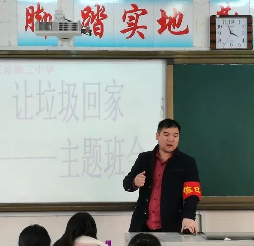 2010年于浙江师范大学毕业后任教于浦江县第三中学.