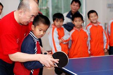 中国乒乓球世界冠军梁戈亮来青阳访问