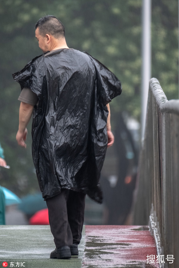 北京晚高峰突降暴雨 没带伞?塑料袋剪个洞套身上