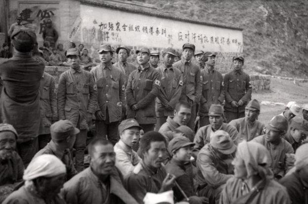 1939年日军战俘向359旅王震旅长行军礼