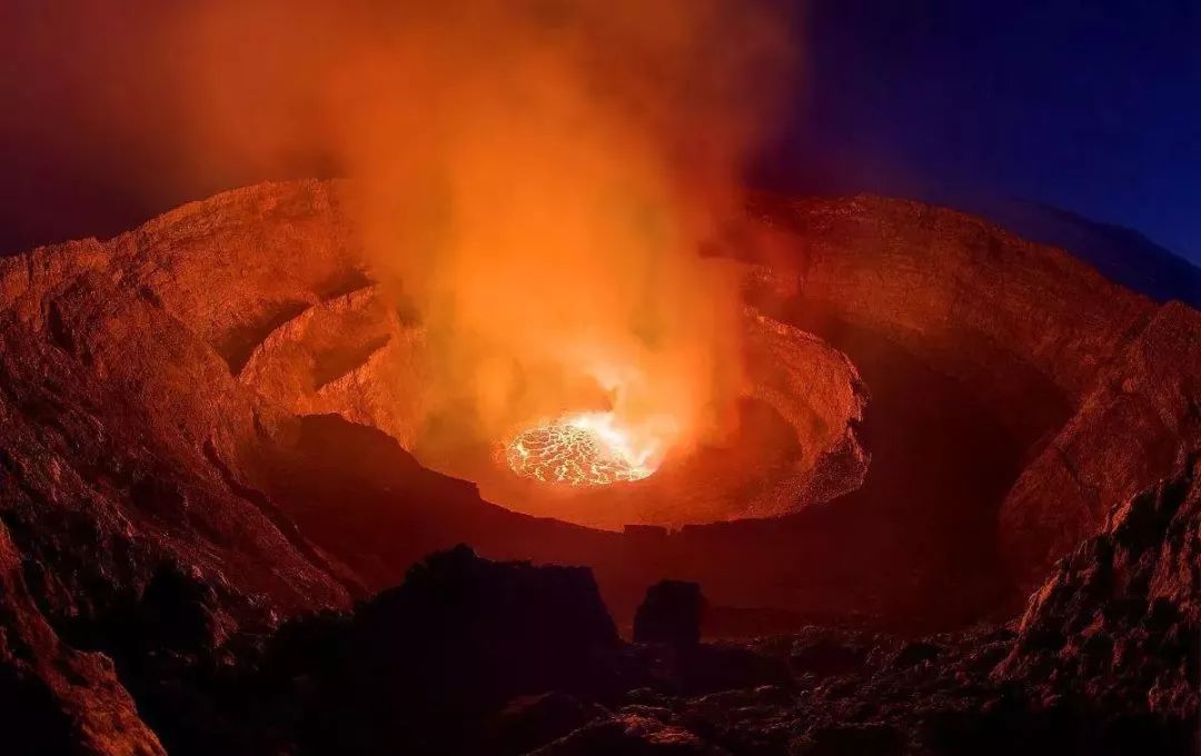 猛烈的火山爆发会吞噬,摧毁大片土地,把大批生命,财产烧为灰烬.