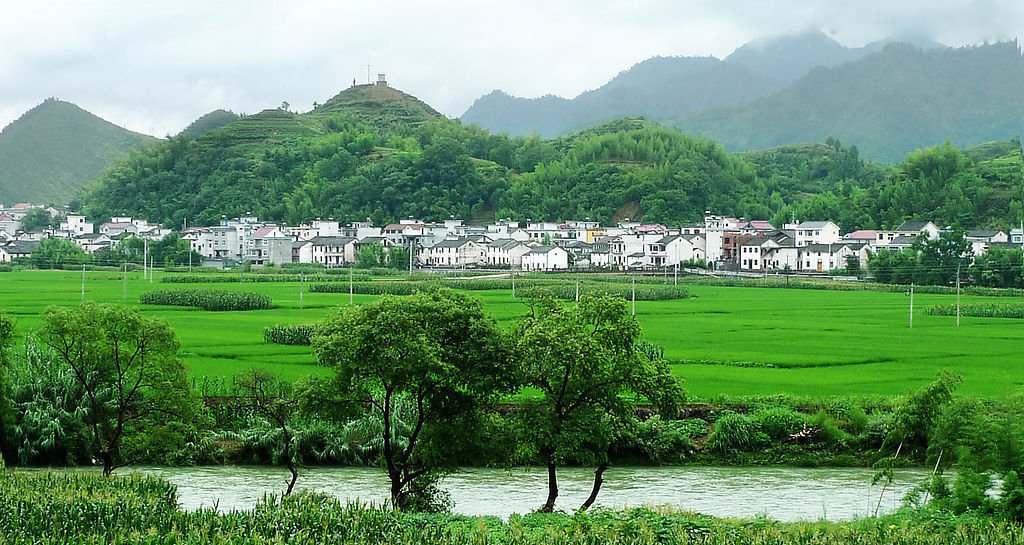 远离城市的喧哗和大气污染感受美丽乡村的绿水青山