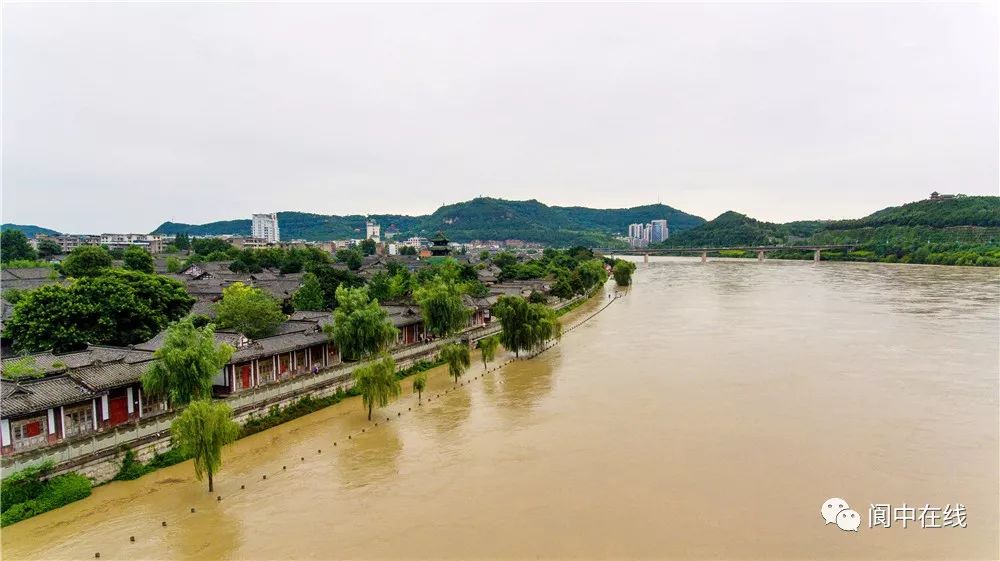 其中,阆中滨江路部分路段和古城部分区域,受到洪水侵袭,抗洪态势十分