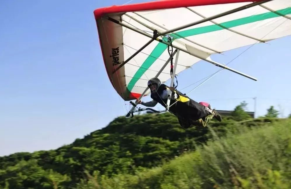 本周末 太原崛围山看滑翔伞好手高空竞技