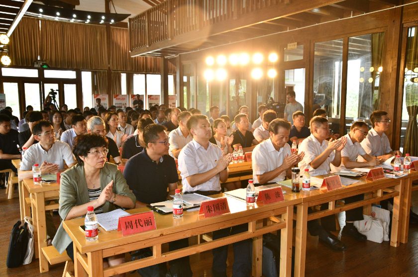 嘉兴共青团助力乡村振兴"雨露青禾"主题行动现场推进会在桐乡崇福召开