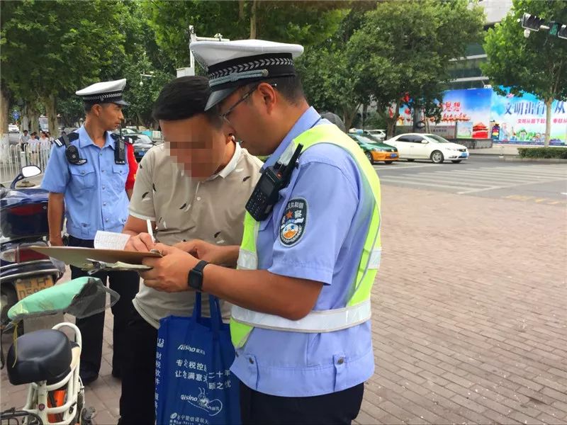 【壹点头条】济宁城区的行人,非机动车,逆行,闯红灯小心了,交警的人脸