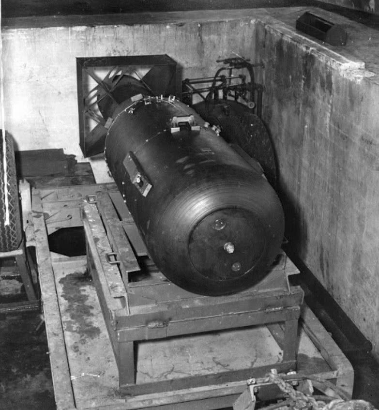 拍摄于核爆广岛前的照片,"小男孩"被装入超级轰炸机内