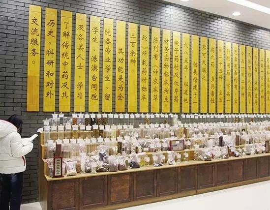 能源"绿色食品"健康生活目的地"这"三张牌,大力发展从"现代中药