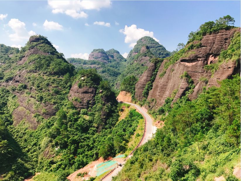 都峤山,又称南山,萧韶山,位于容县石寨镇石寨村内,距容县城区4公里