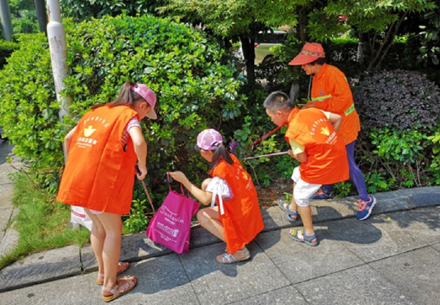 关爱城市美容师,共绘长沙一片蓝 ——长沙市青少年宫环保小卫士慰问