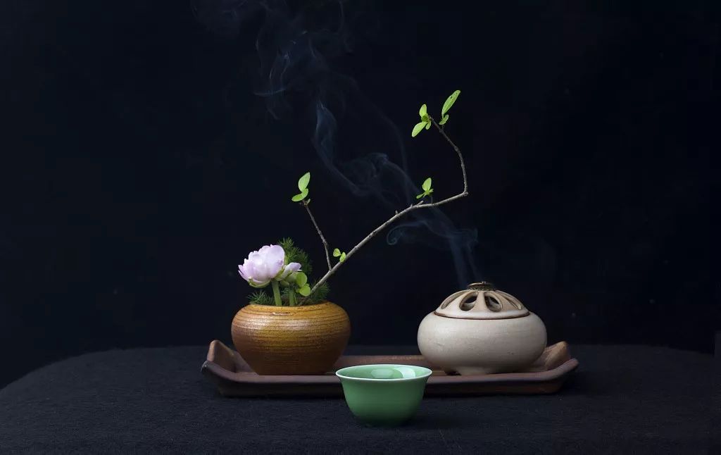 闻茶,饮茶,增进友谊 图片来自视觉中国 喝茶就是修炼清静平和的心境