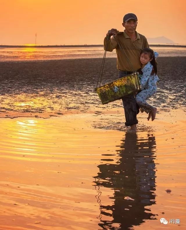 海蛏子收获的时节,成百上千的福建渔民开心地忙碌着