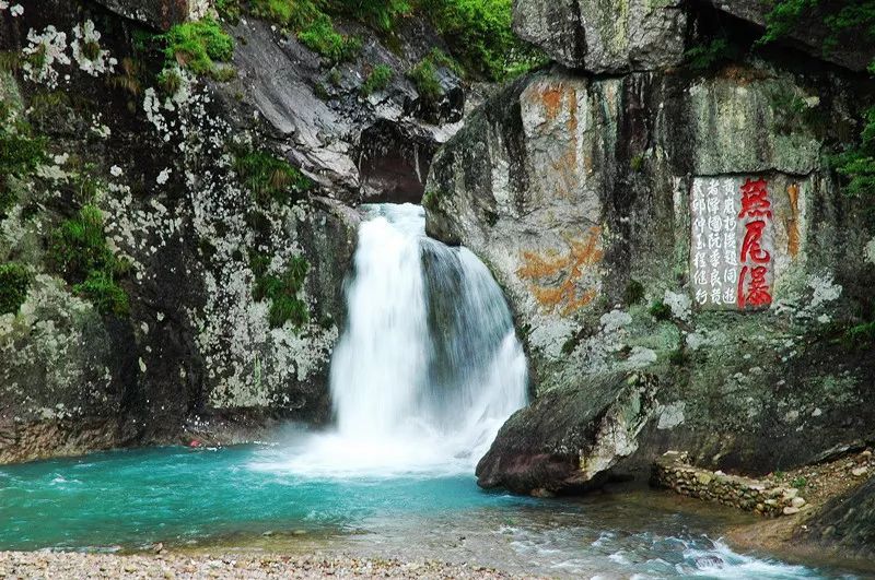 燕尾瀑位于雁荡山能仁村,相比雁荡山其他瀑布,燕尾瀑胜在形状独特