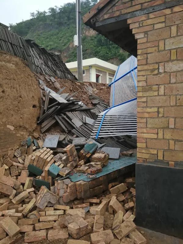 暴雨过后的殷家城,窑洞,路面都塌了.