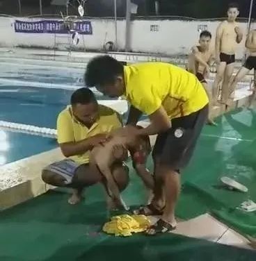 德庆一男童游泳池内溺水 紧急救起仍未脱离生命危险
