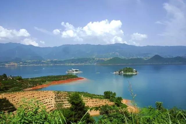 东江湖景区是一个以森林和湖光山色为主,集观赏与娱乐为一体的旅游图片