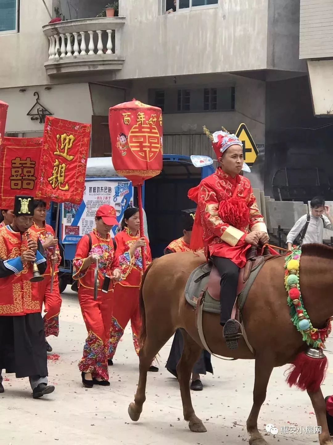 火了| 小岞复古婚礼迎亲队,新郎骑马新娘坐花轿,引发