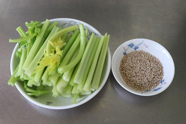 芹菜最好吃的做法,吃多少拌多少,贼过瘾,挑食的人都能