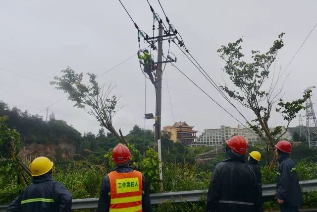 在做好安全保护措施后,现场投入紧张的抢修和排除线路故障,加固电杆