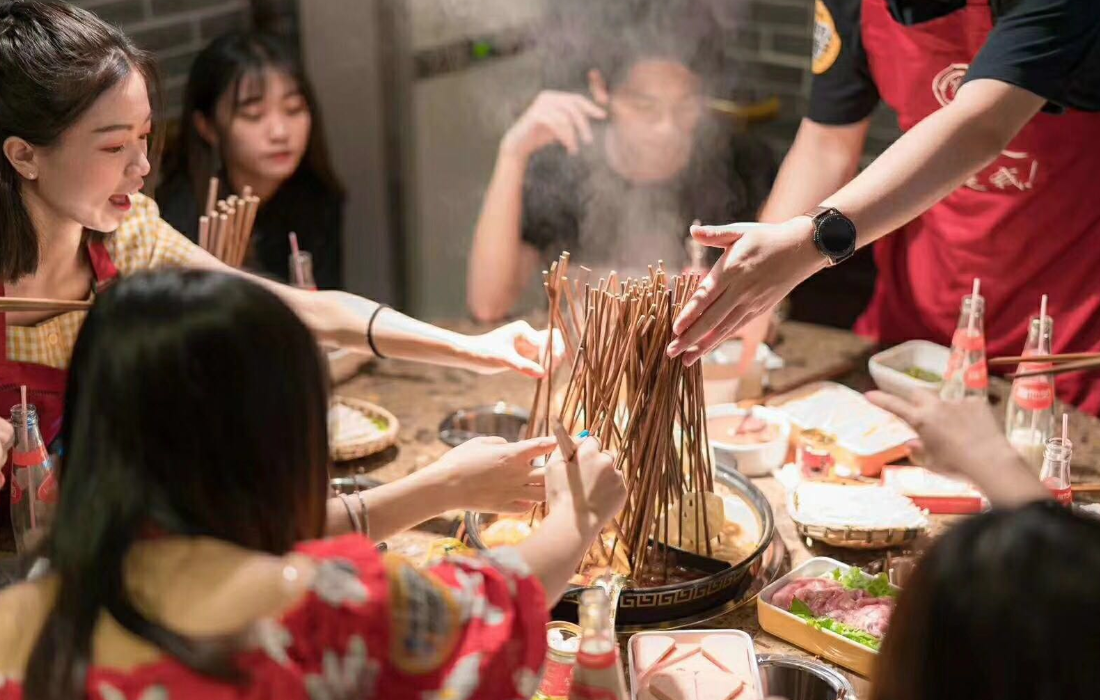 觅得一家正宗四川串串香店 撸串品小吃玩穿越 大签门就要火炎焱