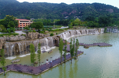 漫步听音湖畔,樵山瀑影,听音湖广场,西樵山西门牌坊,樵园公园靓丽