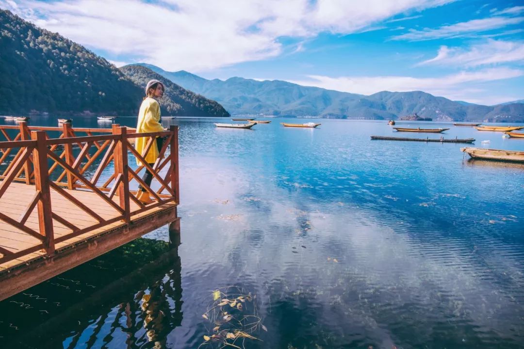 观景台位于泸沽湖湖域东岸,在此可一览泸沽湖全景,是远眺泸沽湖的