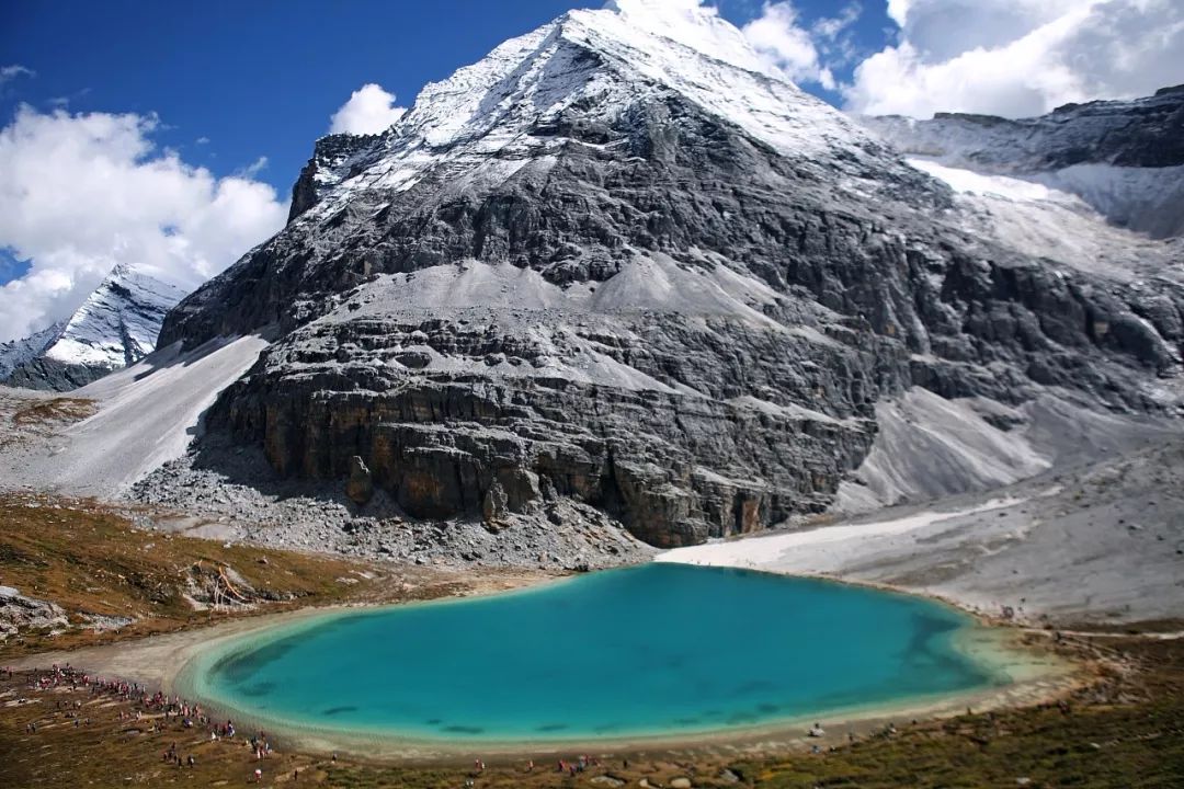 著名且必须去的景点有: 珍珠海,洛绒牛场(4150m),牛奶海(4500m),五色