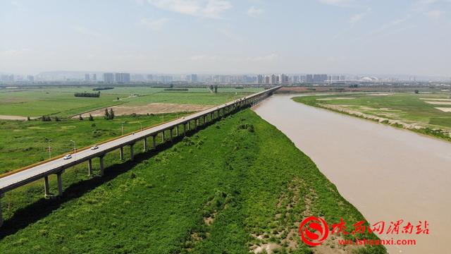 洪水通过渭河沙王大桥航拍景象.记者 杨大君 于雷 摄