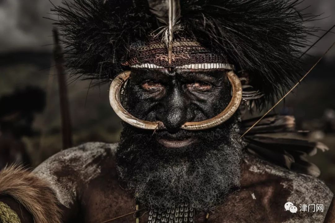 千百年来,食人族部落的人们以图腾为信仰并保留着最原始习俗的部族