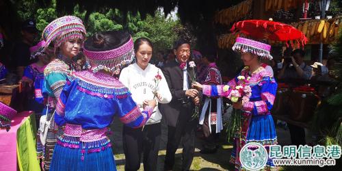 云南民族村举行苗族花山节 游客载歌载舞享民俗