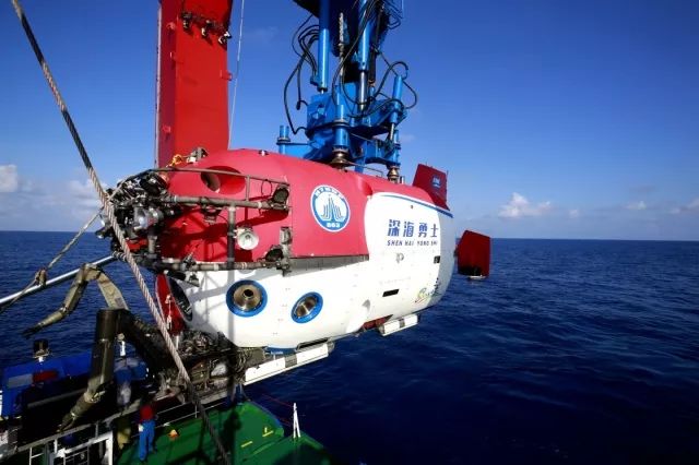 5月13日,我国自主研制的4500米载人深潜器"深海勇士"号准备入海.