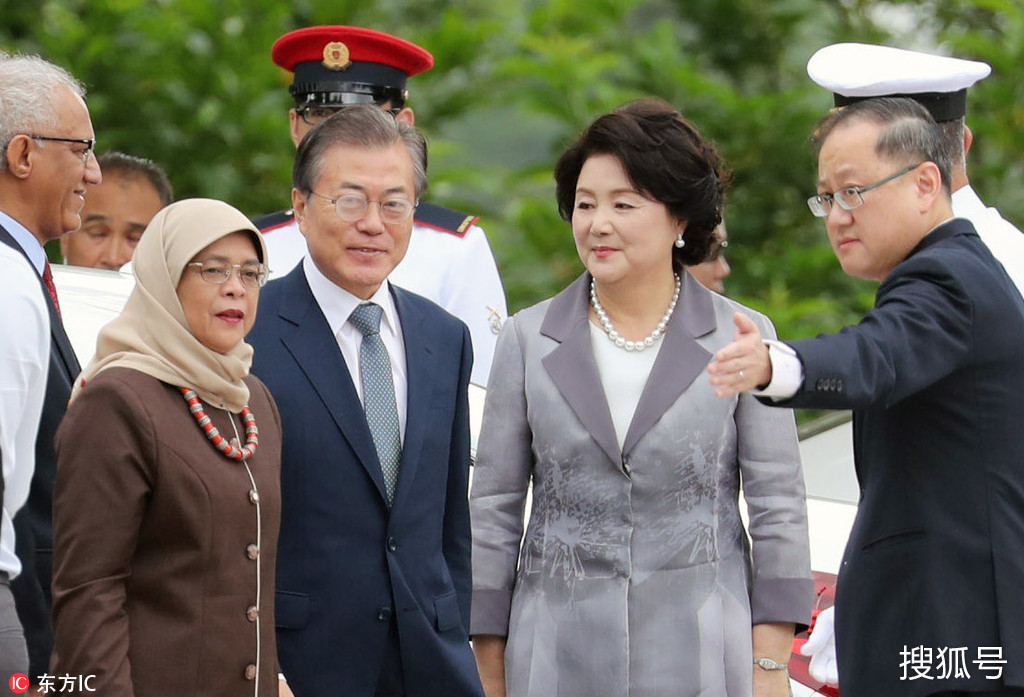 文在寅访问新加坡谈半岛局势 会晤新总统哈莉玛