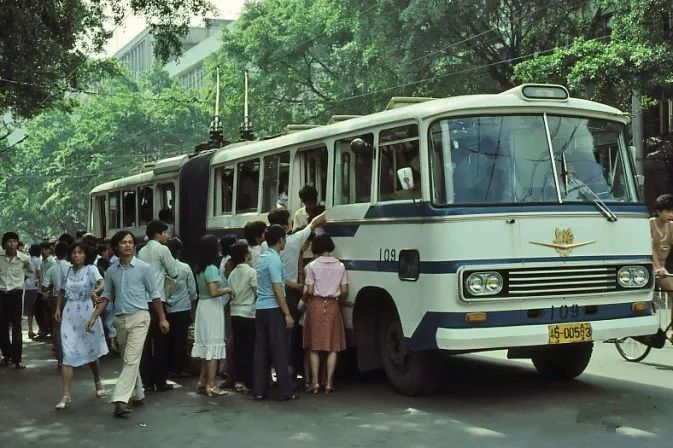 原来80年代的广州人就已经开始挤公车了.