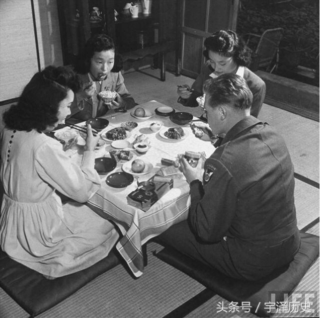 忙着和小情人约会,1946年在日本的那些美国大兵们