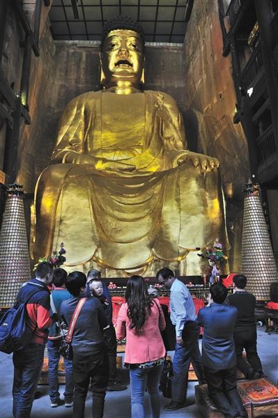 重庆潼南大佛寺饰金摩岩大佛.资料图/视觉中国