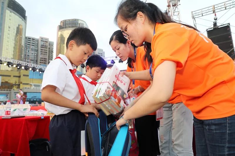 小学学生代表发放爱心物品 据了解,此次安全书包捐赠活动由省红十字