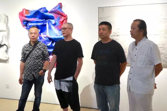 本次展览的参展艺术家为(按照姓氏笔画排序:井士剑,王小松,王源远