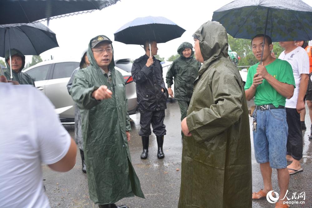 抗洪抢险 部长王强深入一线指挥救灾(陈洋何摄)