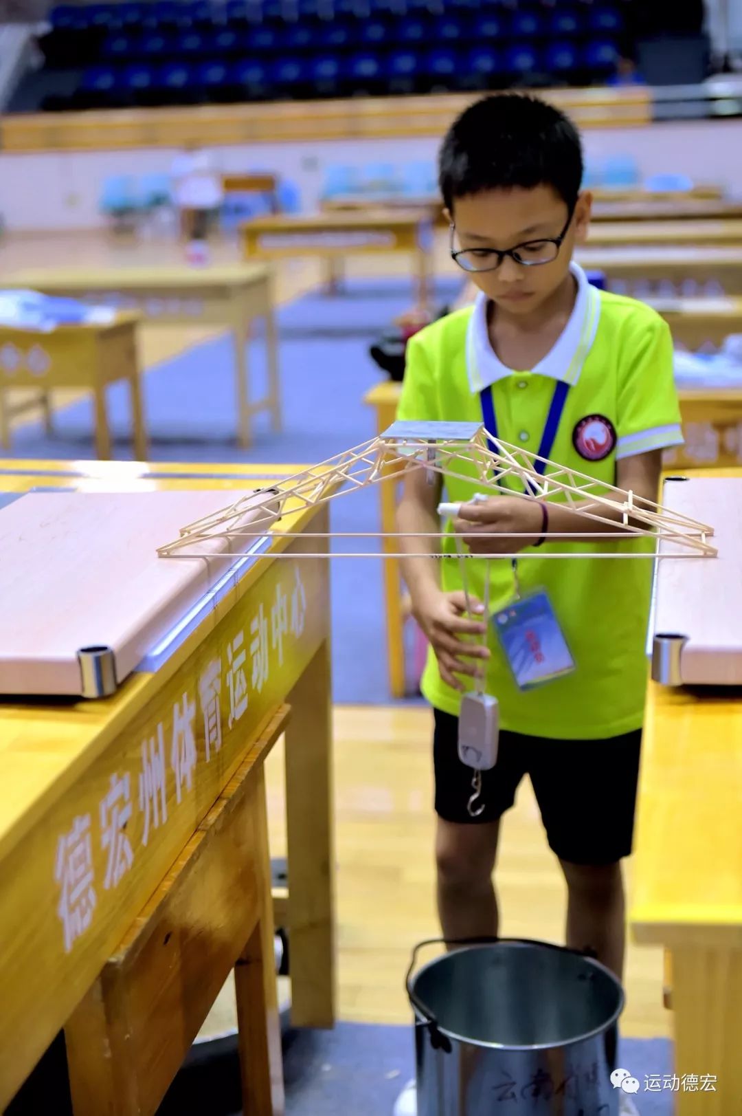 省运会(大众组)科技体育模型比赛的小伙伴们表演木条做"大桥"!