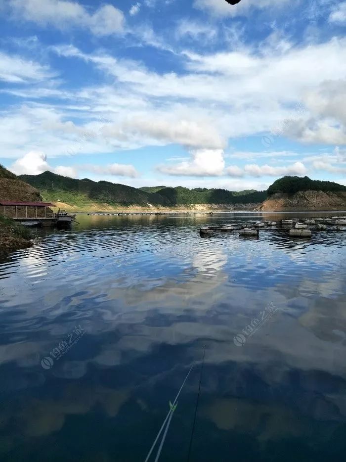 带着会钓鱼的老伴欣赏山川美景,享受垂钓悠然