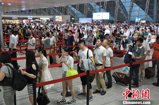 成都机场遇雷暴天气 约9000名旅客滞留机场