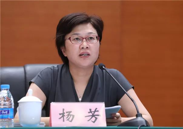 市委常委,宣传部部长杨芳,永联村党委书记吴惠芳为张家港志愿者学院