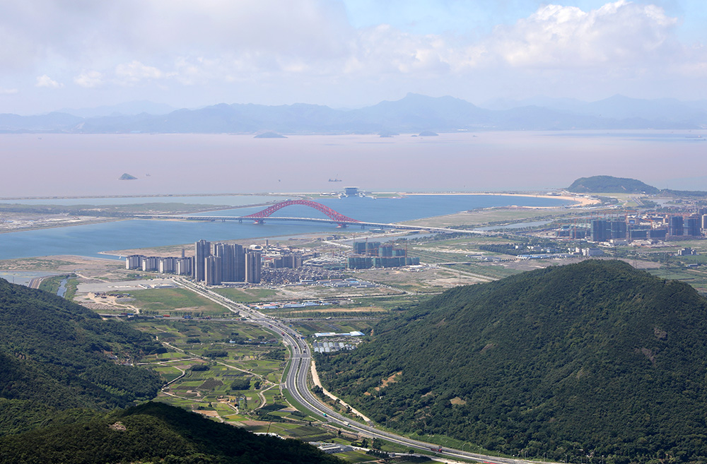 乘坐宁波轨道交通一号线,到终点站霞浦下车,转乘712路公交车,或者在