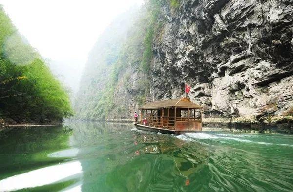 神龟峡,蒲花暗河等奇特壮观的峡谷峡江风光,芭拉胡景区更是亚洲唯一的