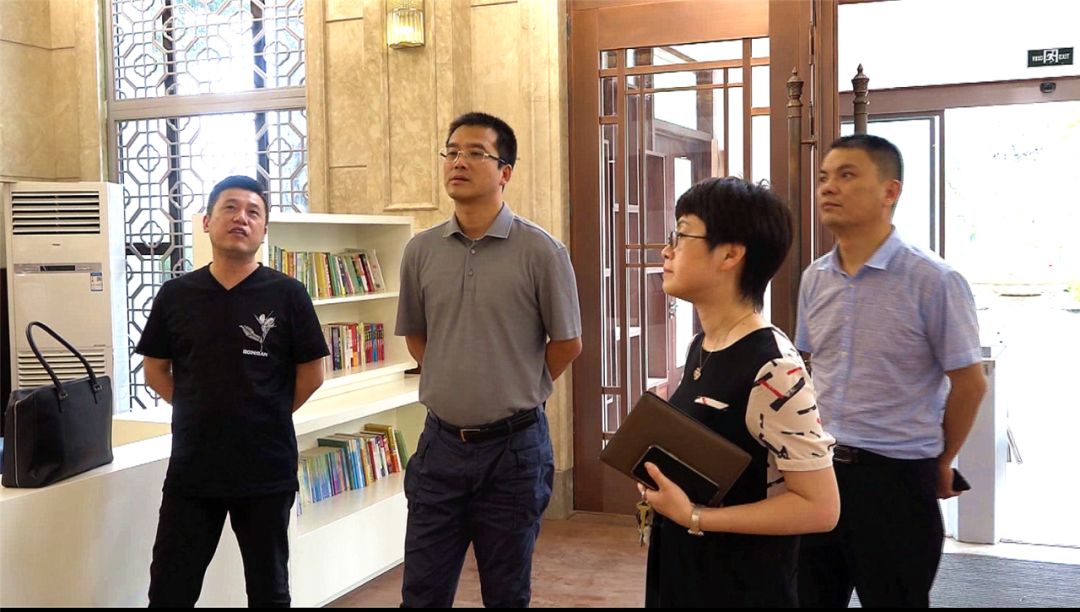 昨天下午,镇长陈显宏来到龙港城市文化客厅实地调研,讨论落实后续