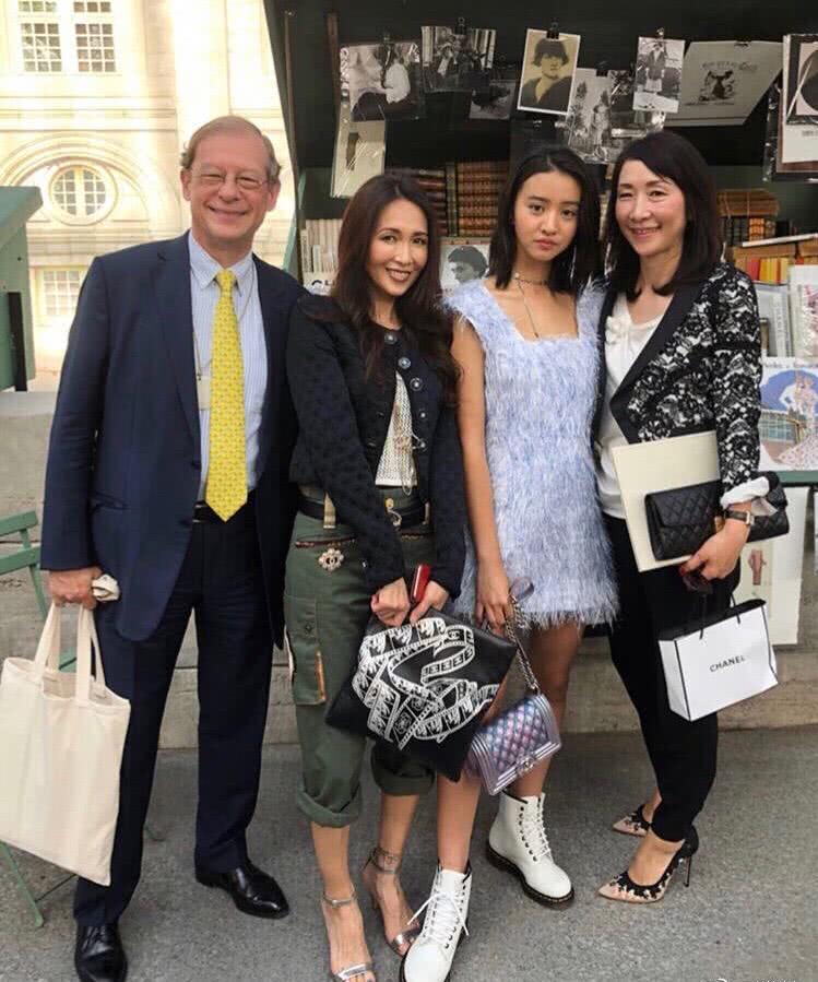 木村拓哉女儿巴黎时装周拍照踩到妈妈脚上,尴尬表情流露出母爱!